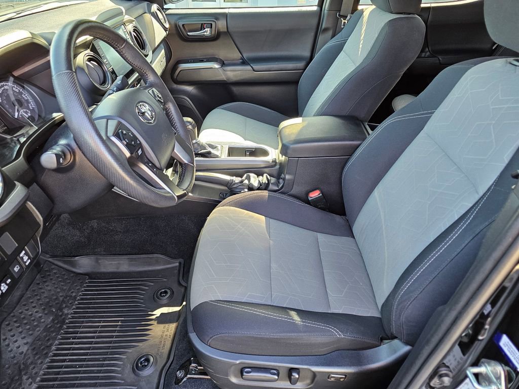 Used 2020 Toyota Tacoma TRD Off-Road w/ Technology Package image 16