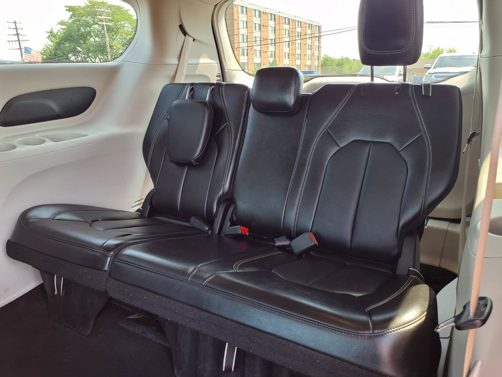 Used 2024 Chrysler Pacifica Touring-L FWD image 8