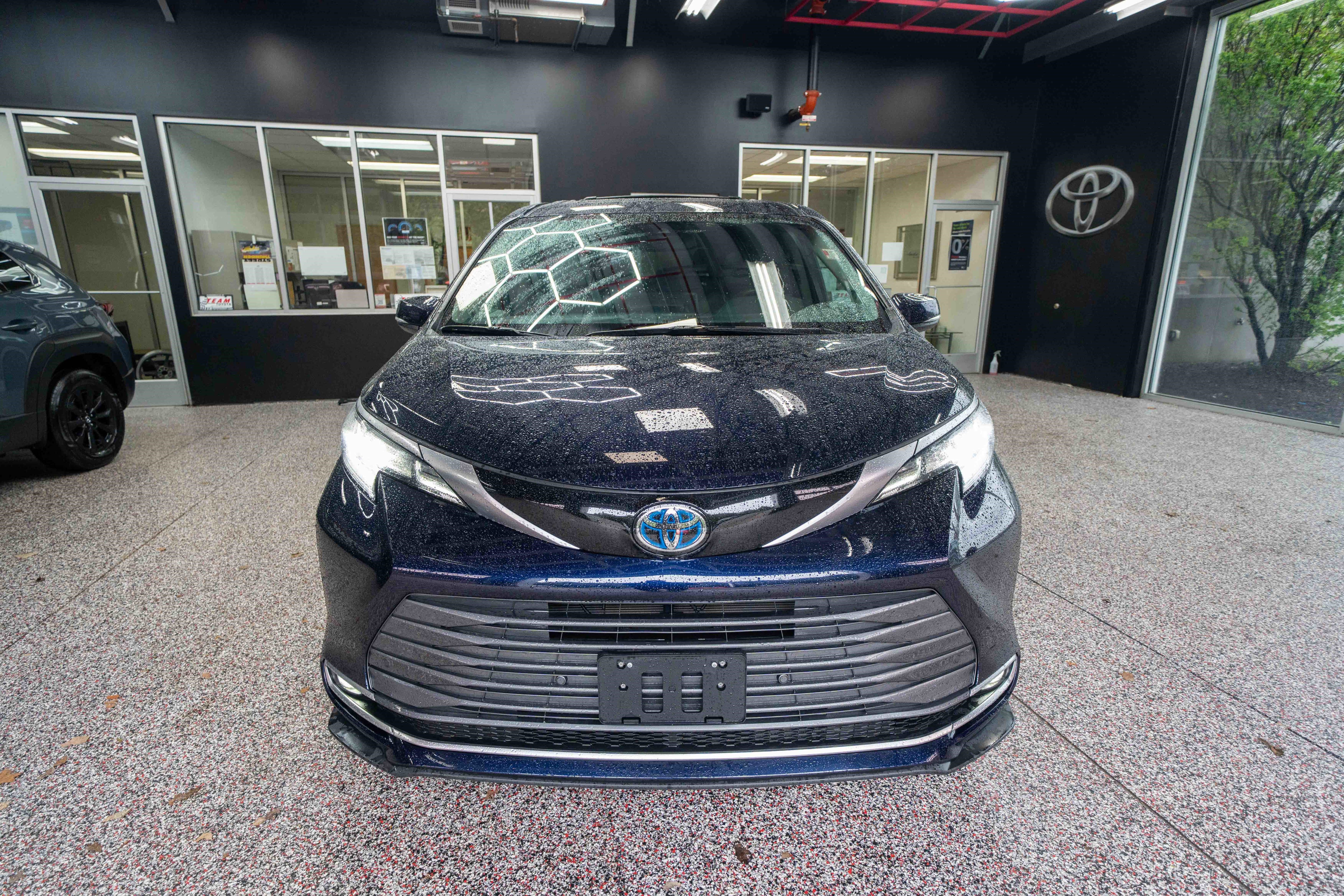 Used 2023 Toyota Sienna Limited image 6