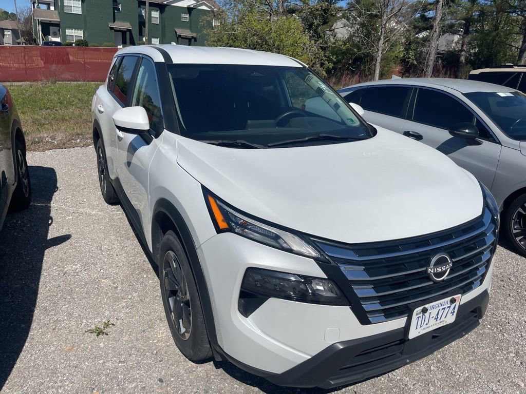 Used 2024 Nissan Rogue SV image 2