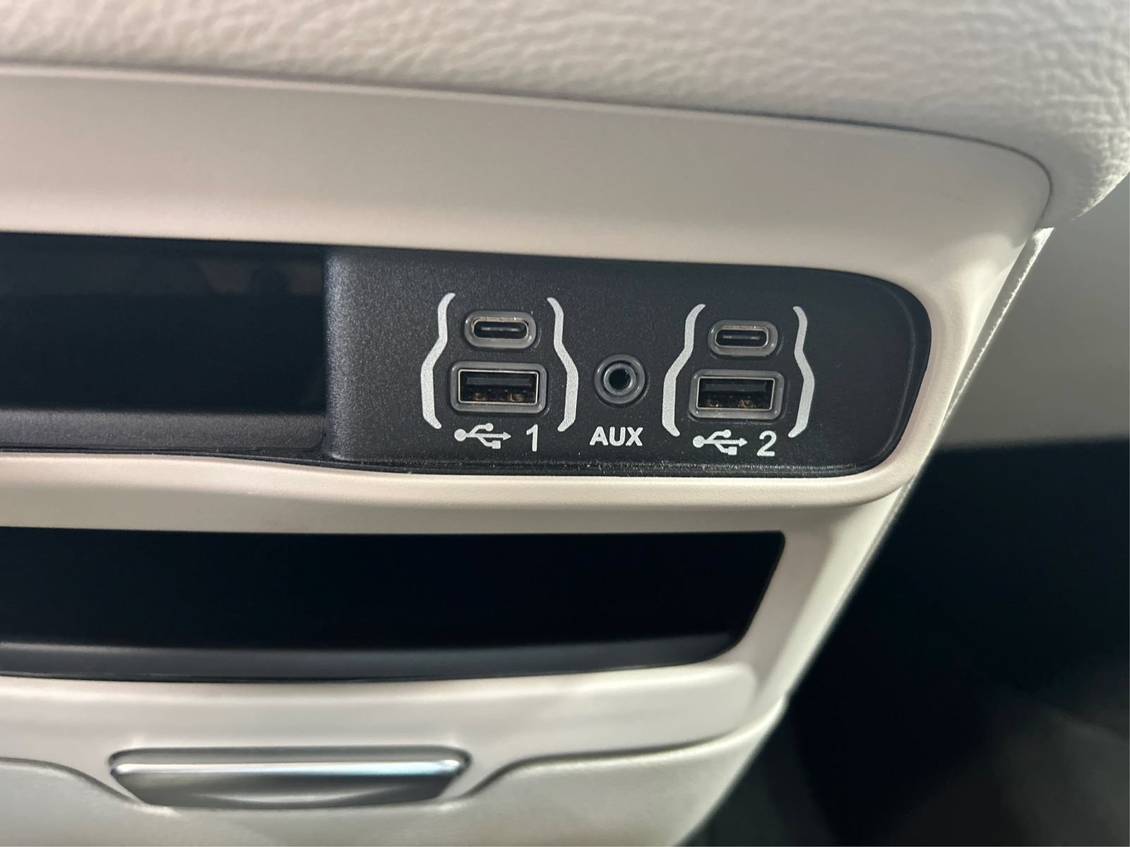 Used 2024 Chrysler Pacifica Touring-L AWD/4WD image 37