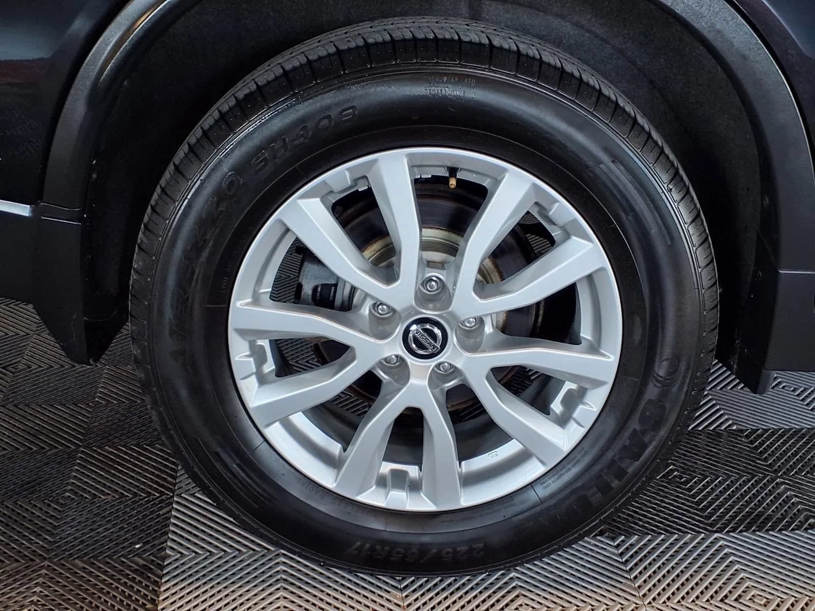 Used 2018 Nissan Rogue SV w/ Premium Package AWD/4WD image 9
