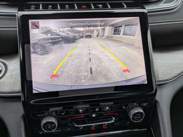 Used 2023 Jeep Grand Cherokee Overland w/ Luxury Tech Group IV AWD/4WD image 23