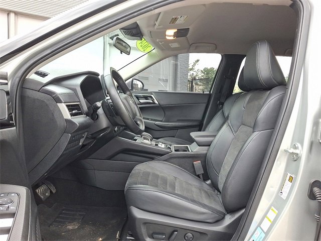 Used 2024 Mitsubishi Outlander SE Black Edition image 13