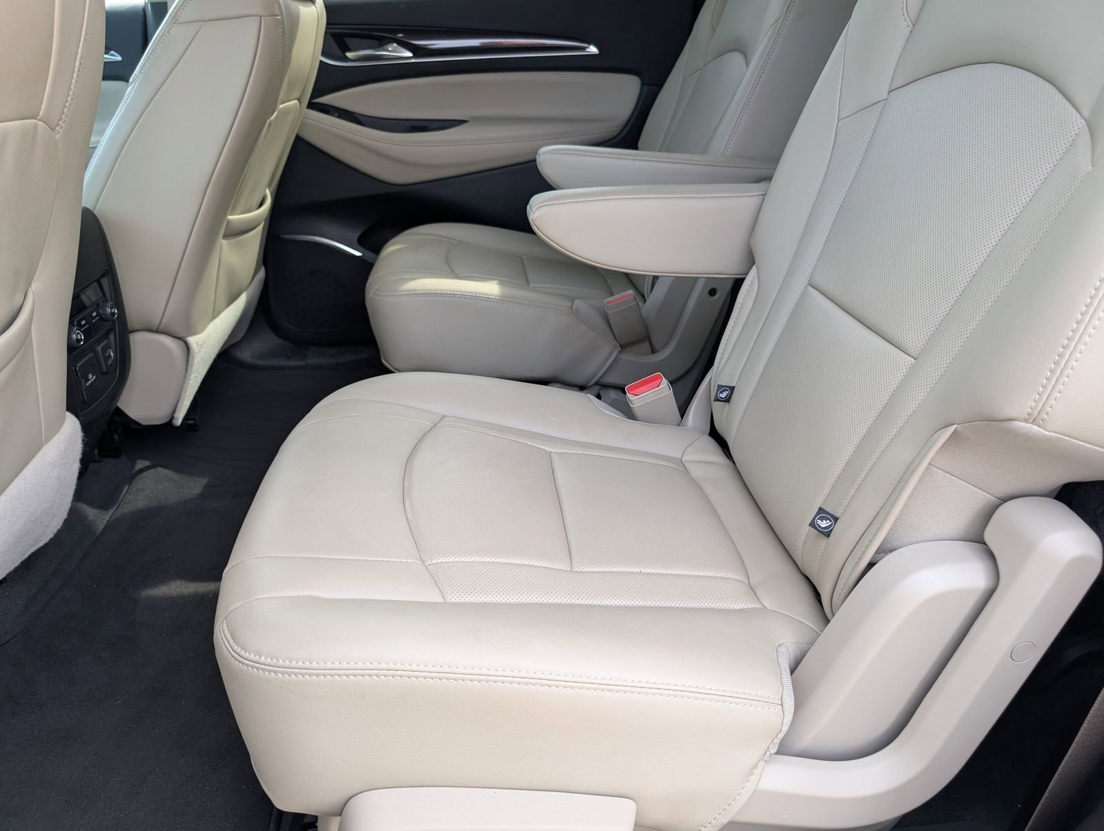 Used 2019 Buick Enclave Essence image 7