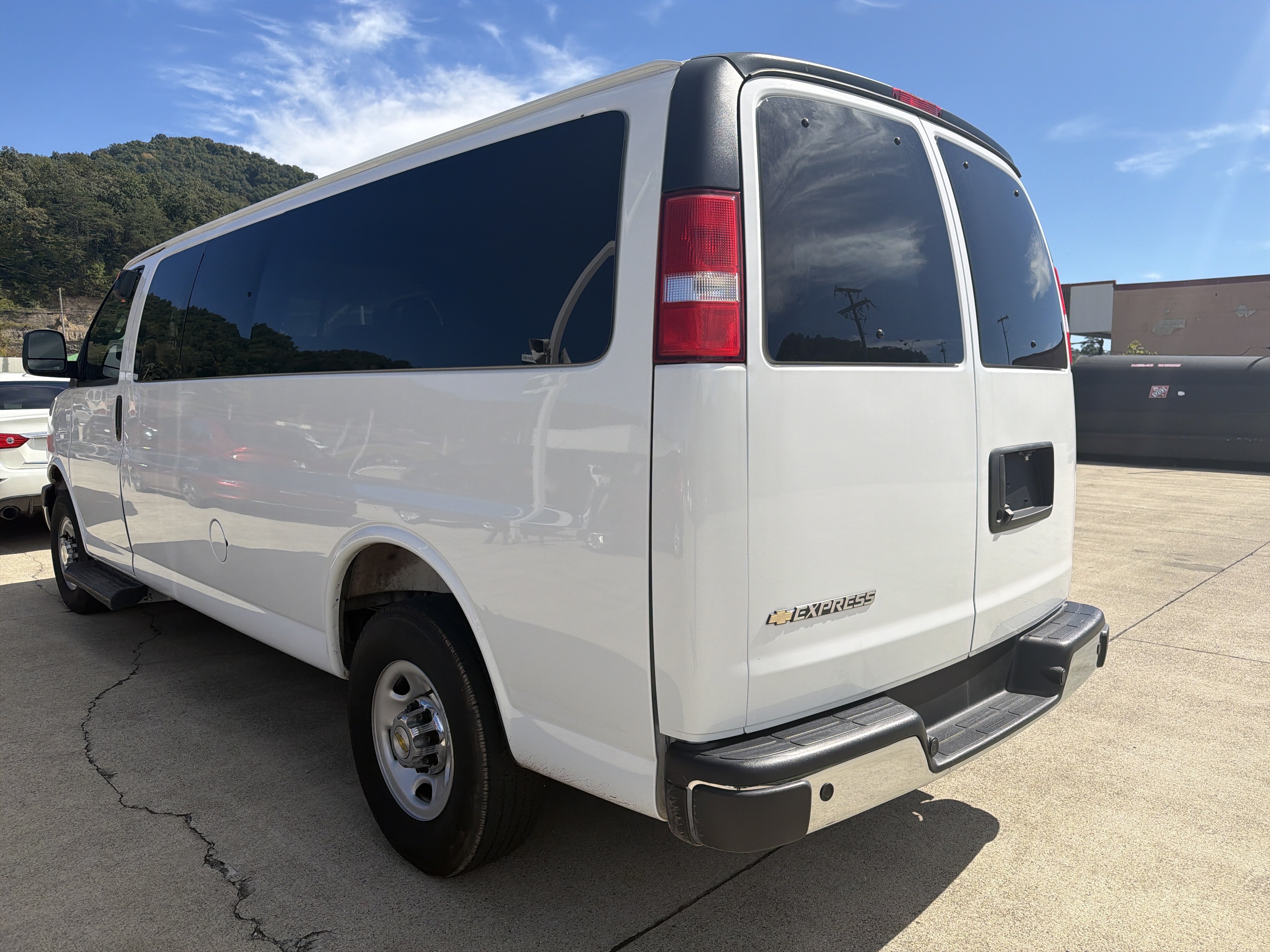 Used 2025 Chevrolet Express 3500 LT w/ LT Preferred Equipment Group RWD image 5