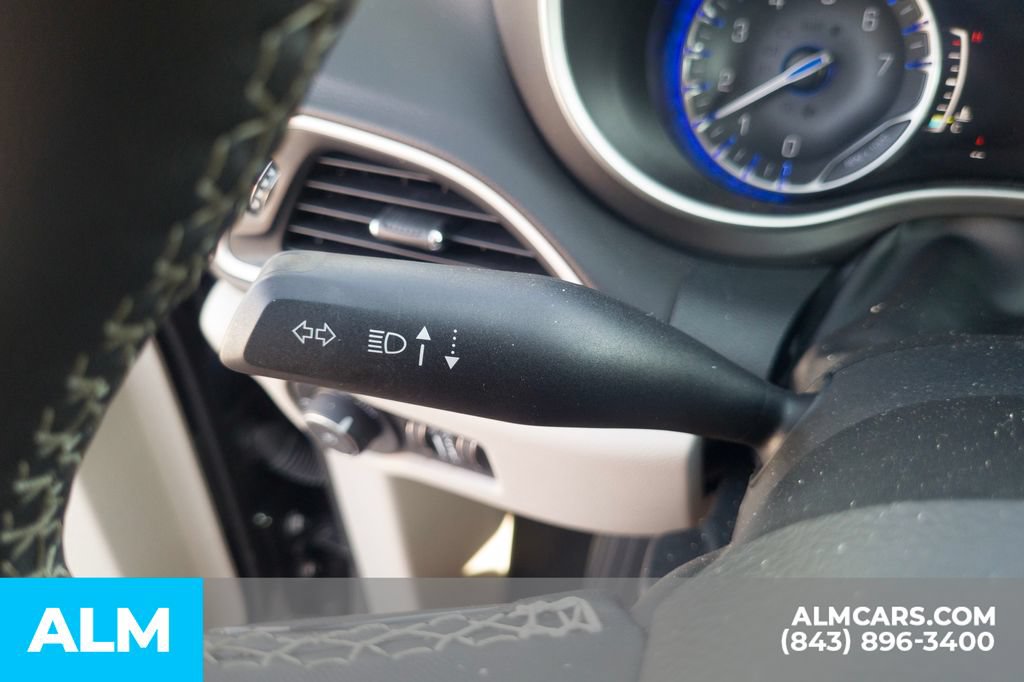Used 2024 Chrysler Pacifica Touring-L FWD image 15