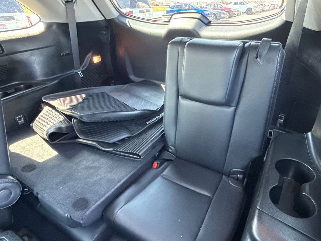 Used 2019 Toyota Highlander XLE image 18