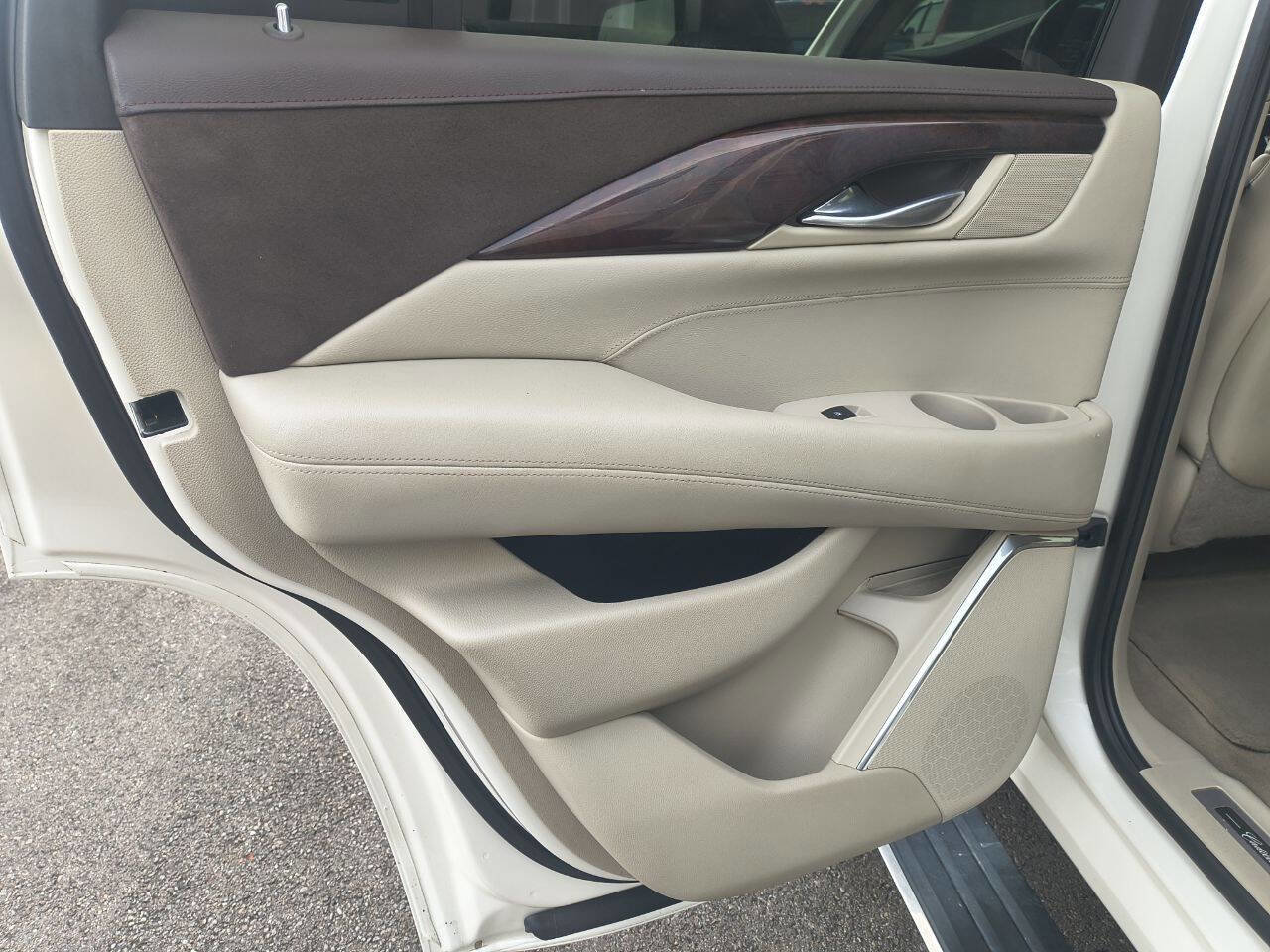 Used 2015 Cadillac Escalade Premium image 25