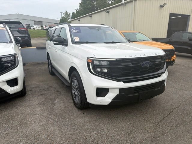 Used 2025 Ford Expedition Active AWD/4WD image 3