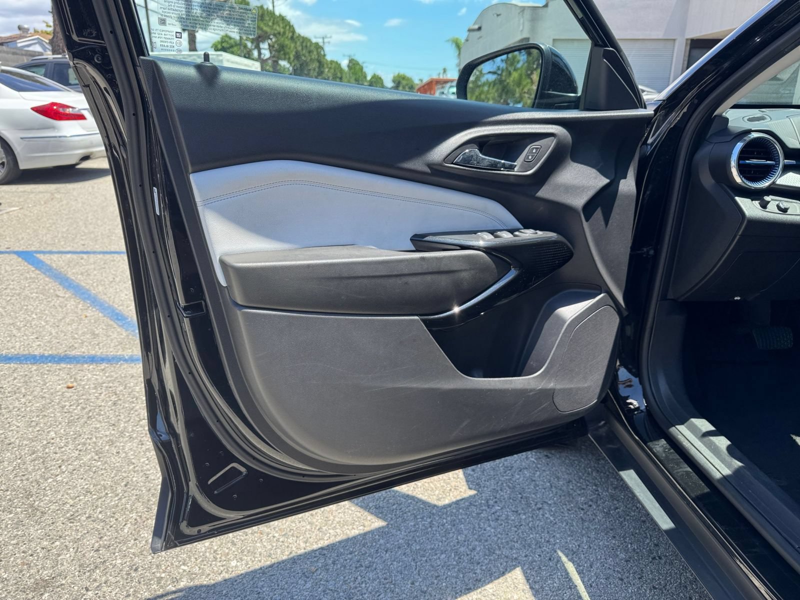 Used 2025 Chevrolet Trax LT FWD image 18