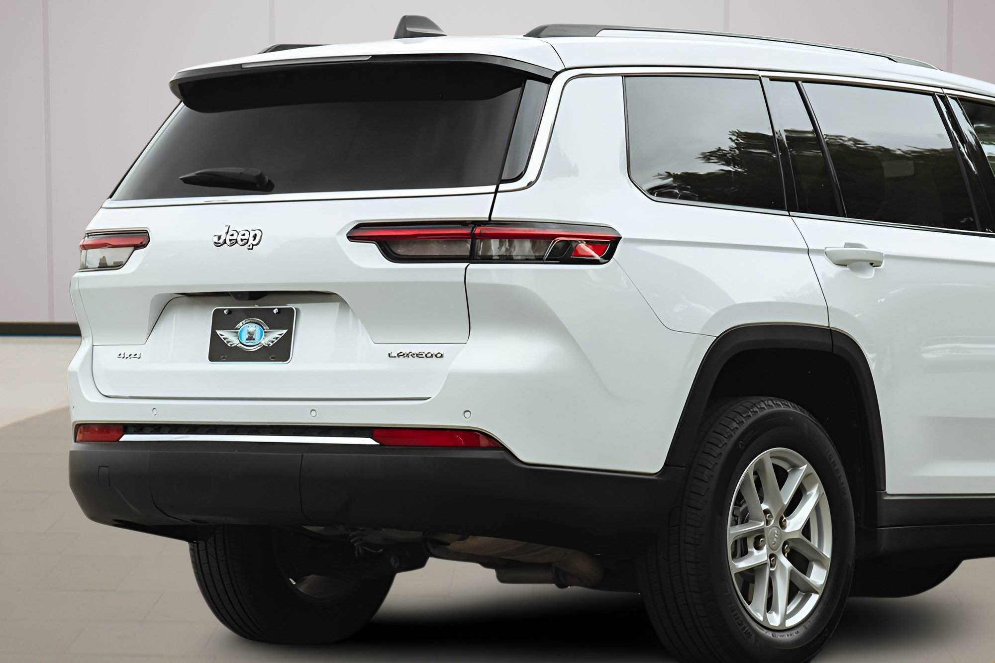 Used 2023 Jeep Grand Cherokee L Laredo AWD/4WD image 4