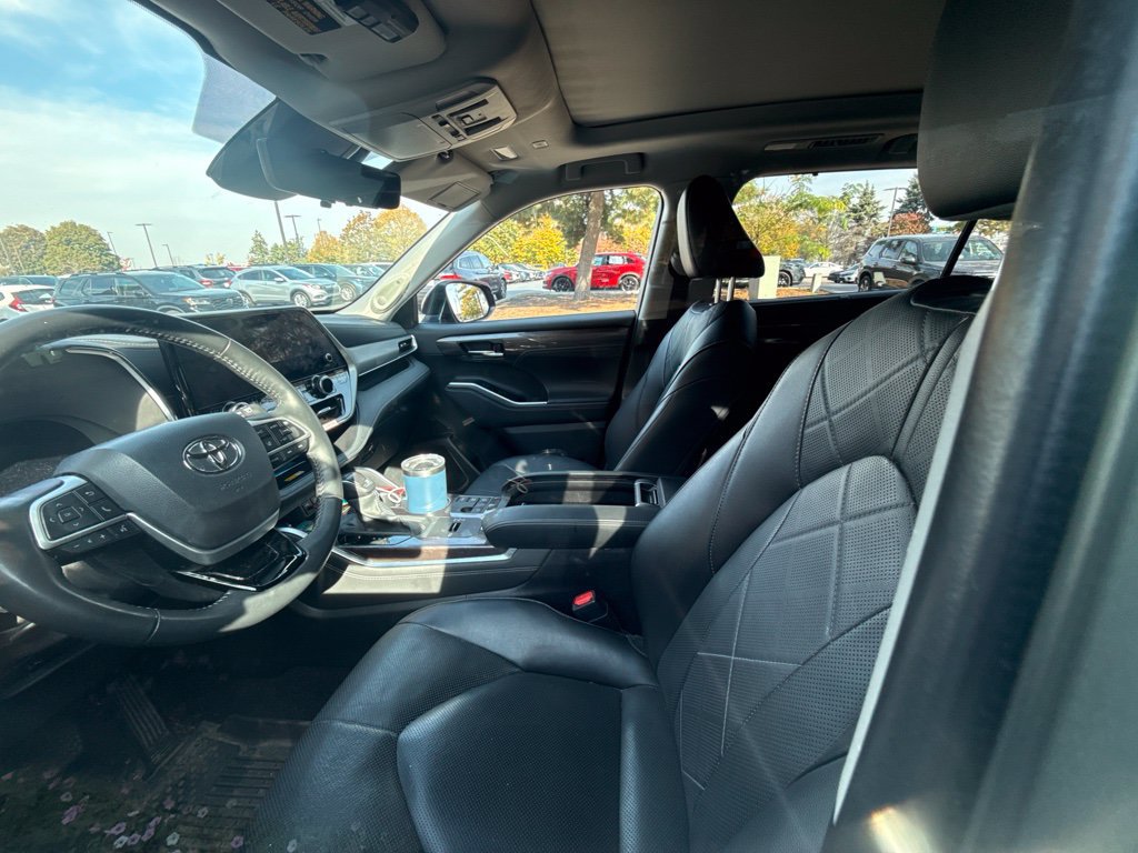 Used 2025 Toyota Highlander Platinum AWD/4WD image 18