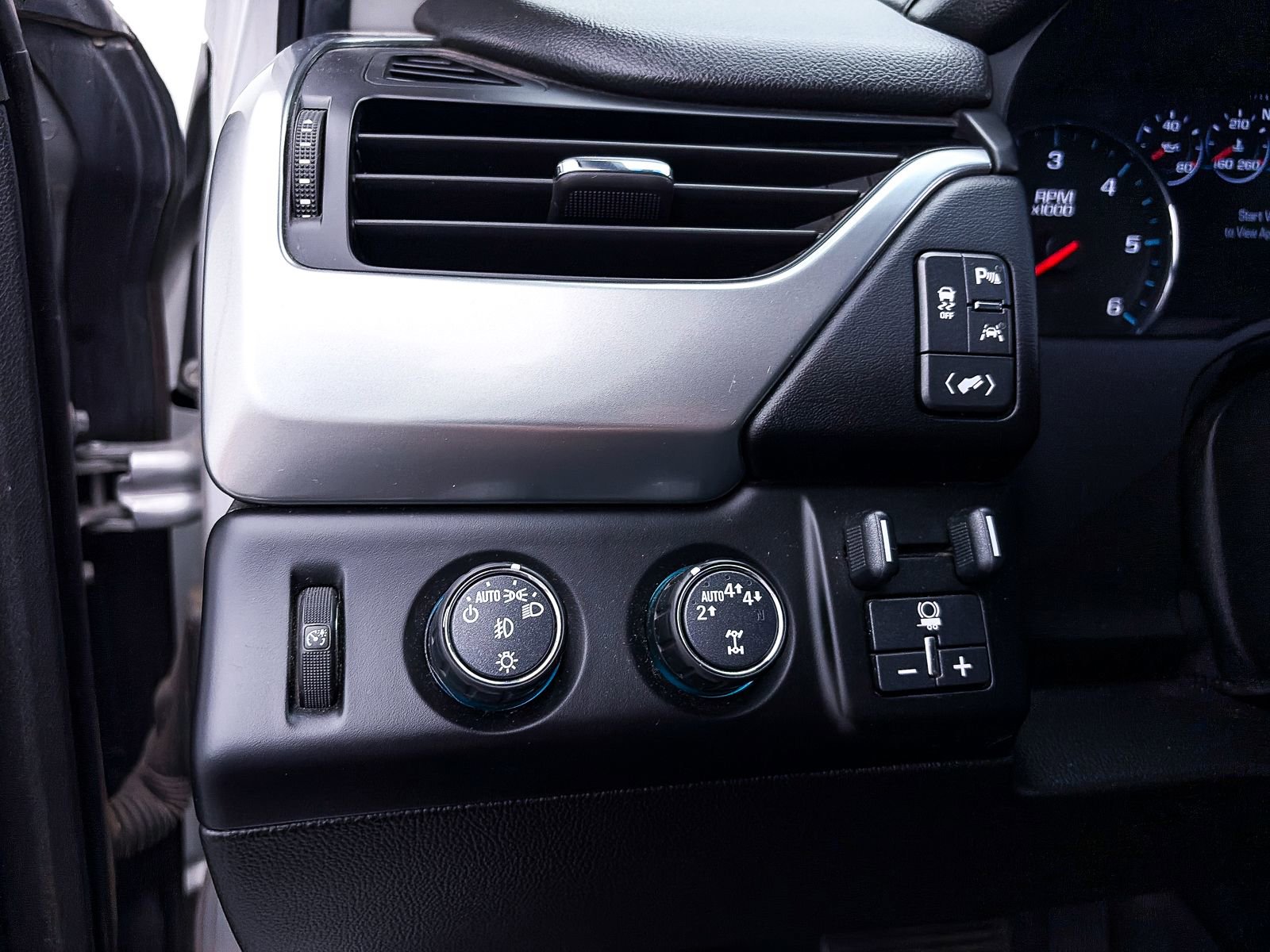 Used 2017 Chevrolet Tahoe LT w/ Luxury Package AWD/4WD image 3