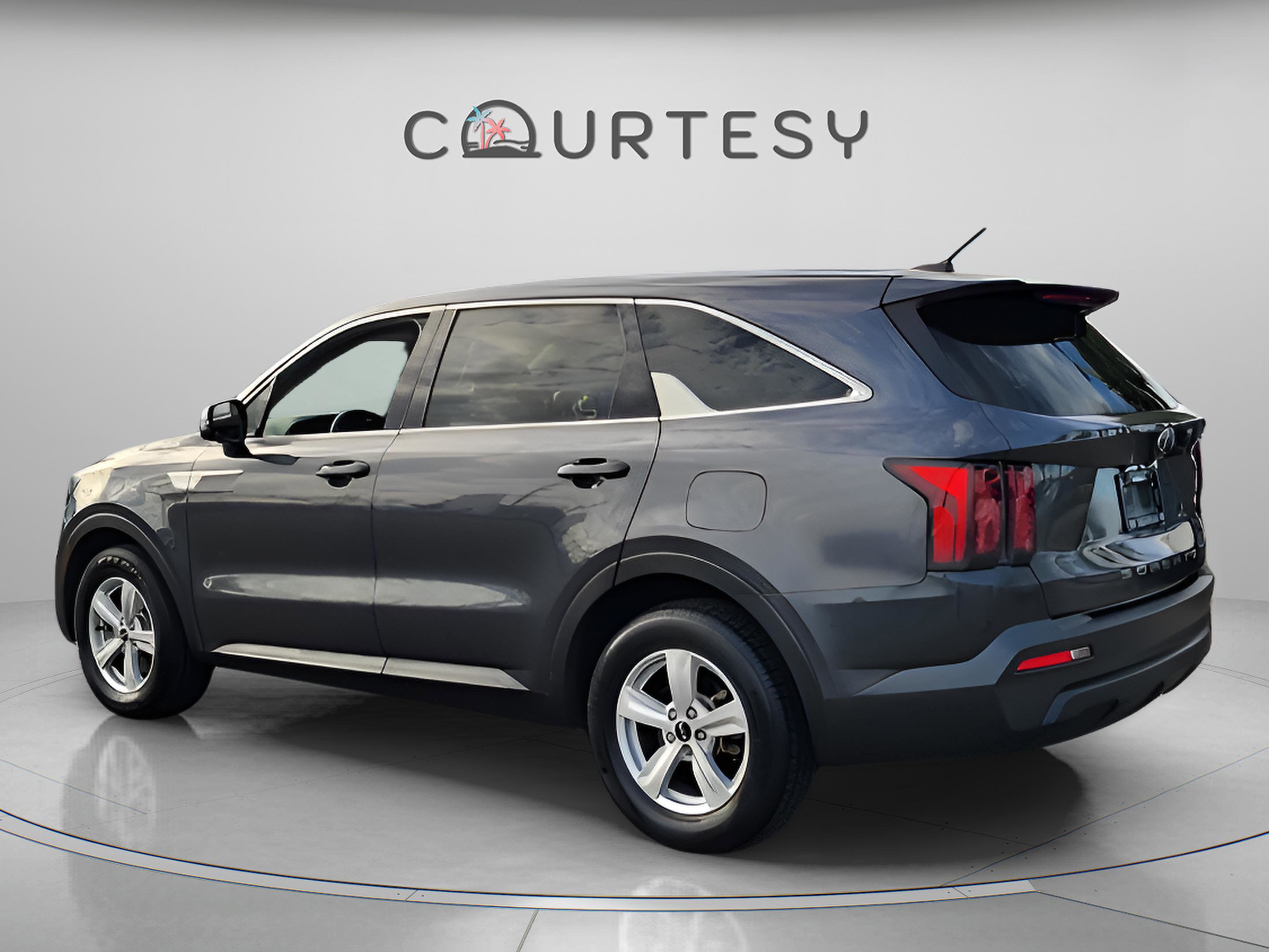 Used 2021 Kia Sorento LX image 3