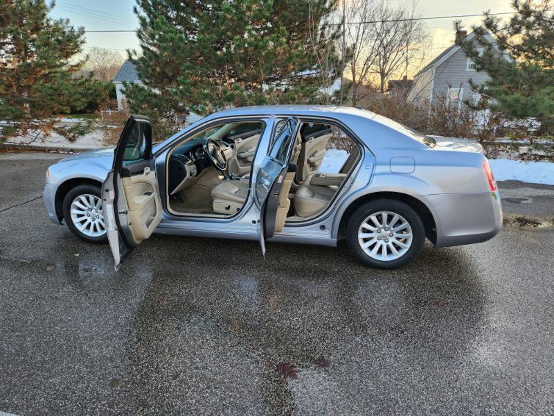 Used 2013 Chrysler 300 w/ Driver Convenience Group image 34