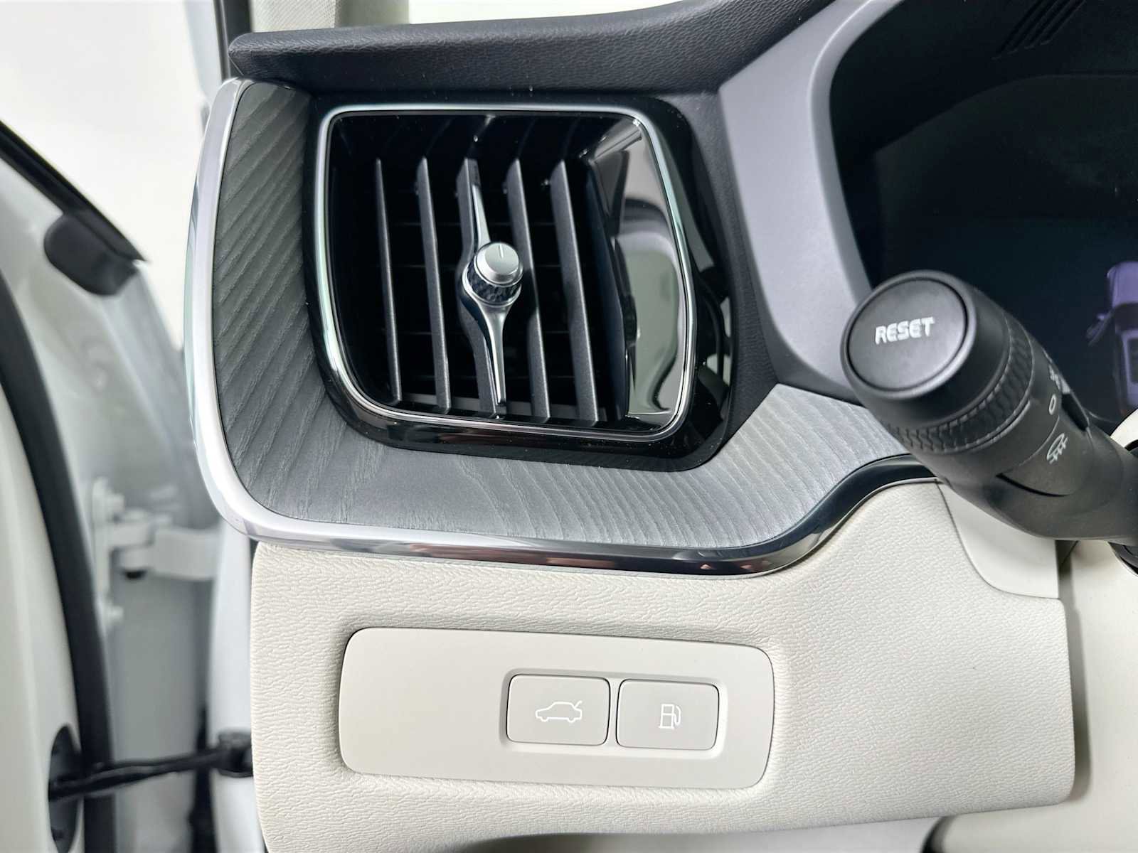 Certified 2025 Volvo XC60 T8 Plus w/ Protection Package Premier image 8