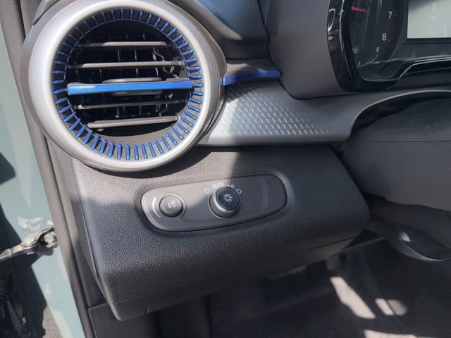 Used 2025 Chevrolet Trax LS w/ LS Convenience Package image 33