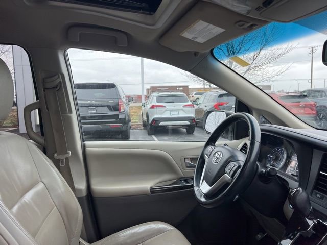 Used 2016 Toyota Sienna XLE image 34