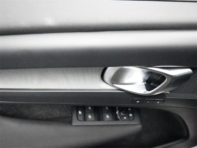 Used 2025 Volvo XC40 B5 Core image 19