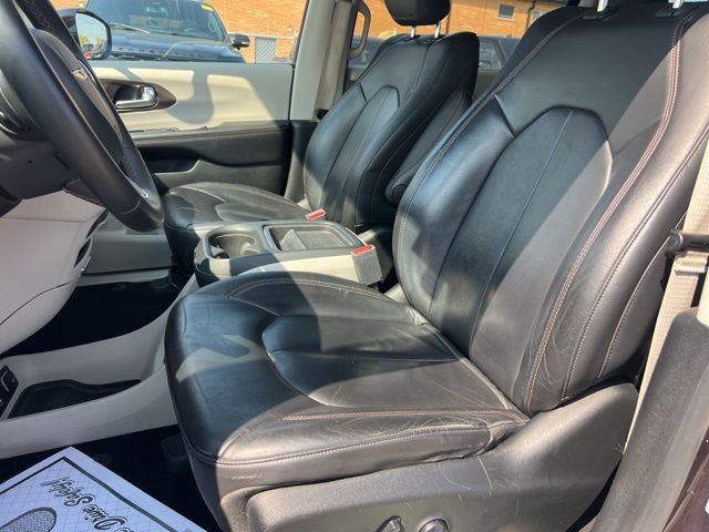 Used 2017 Chrysler Pacifica Touring-L w/ Tire & Wheel Group FWD image 18
