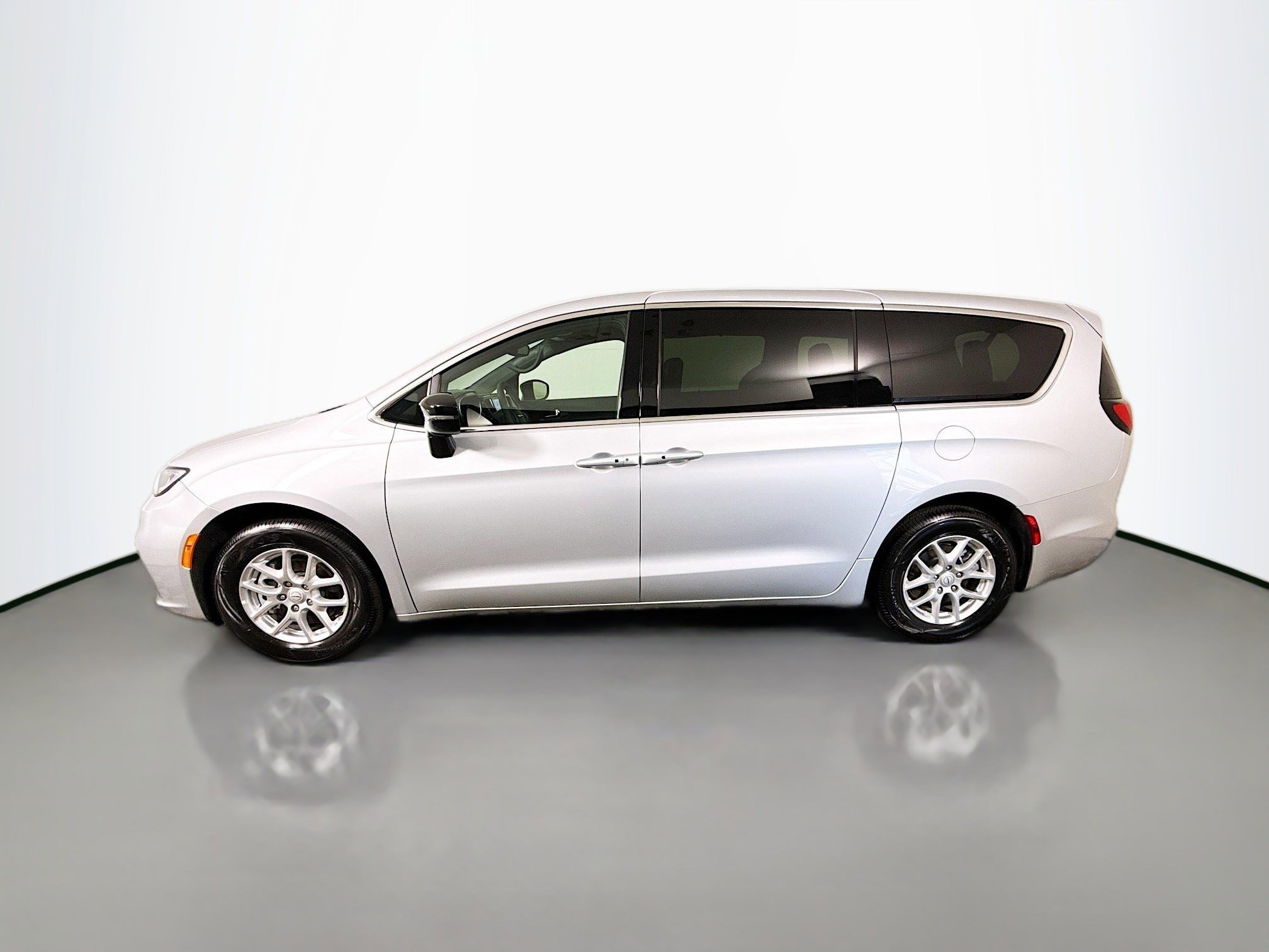 Used 2026 Chrysler Pacifica Select image 6