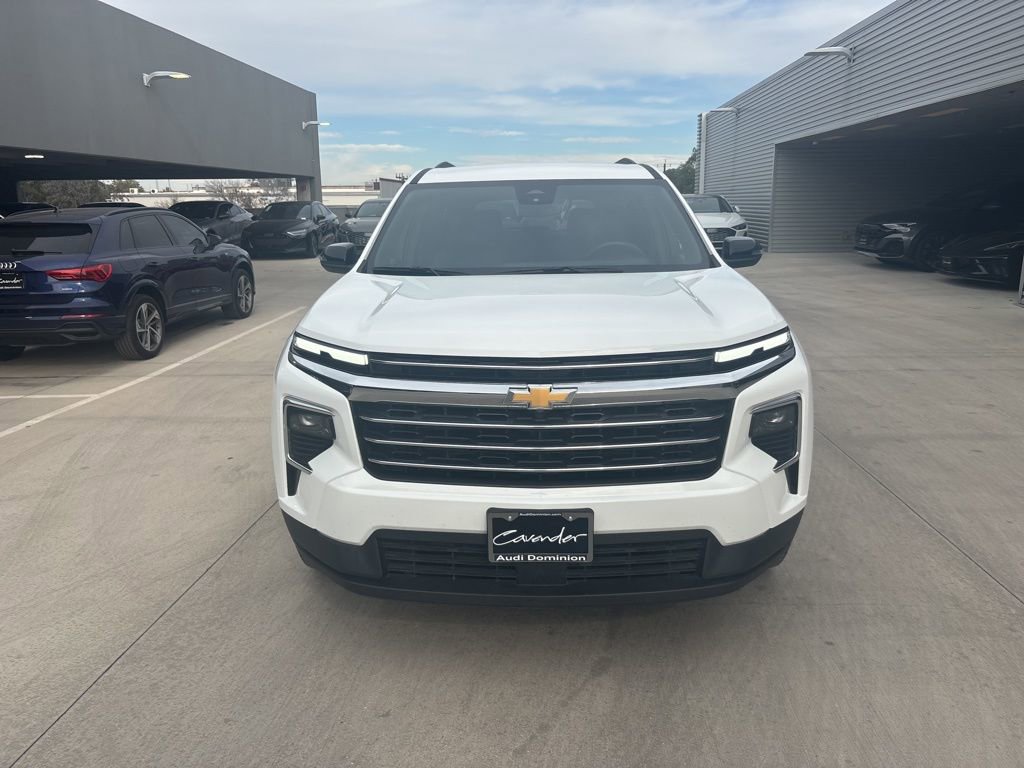 Used 2025 Chevrolet Traverse LT image 2