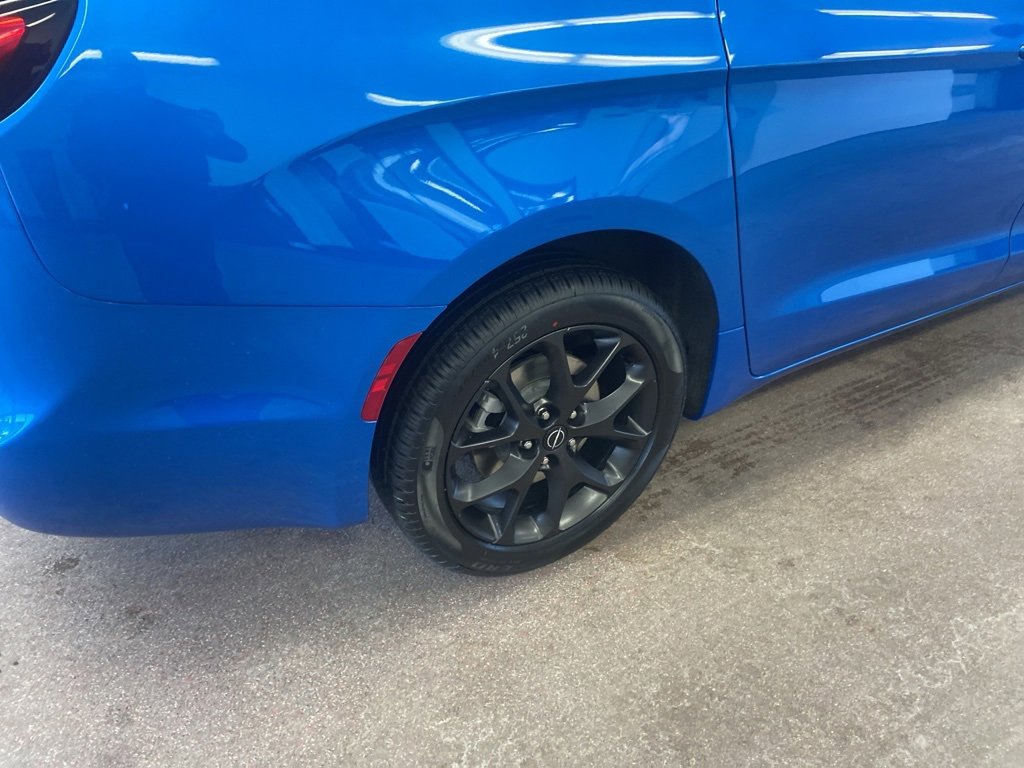 New 2026 Chrysler Pacifica Select image 15