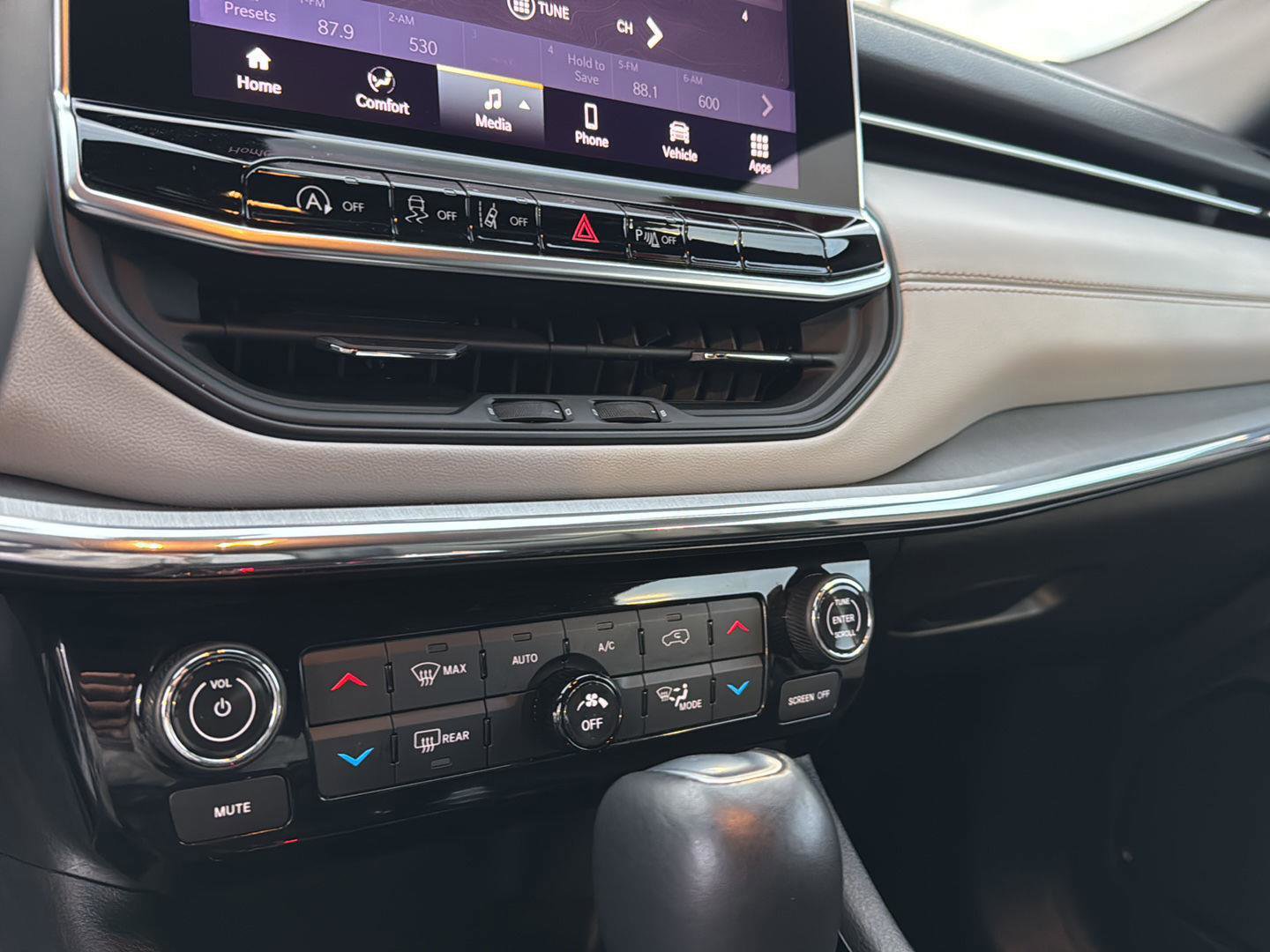 Used 2024 Jeep Compass Limited image 23