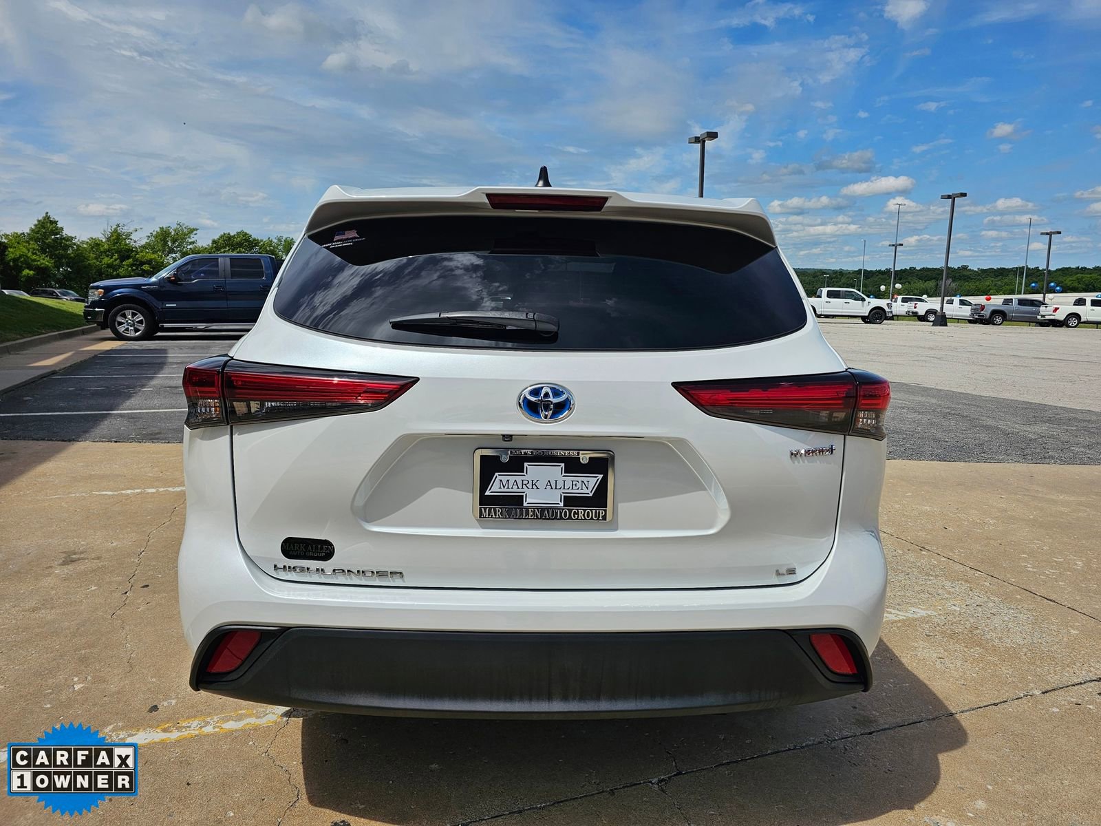 Used 2023 Toyota Highlander LE AWD/4WD image 3
