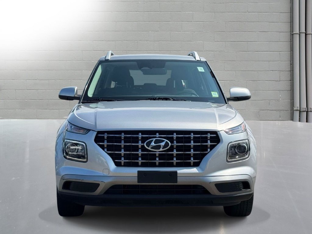 Used 2023 Hyundai Venue SEL FWD image 2