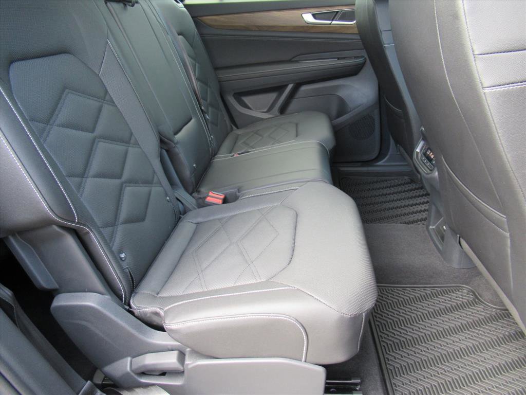 Used 2025 Volkswagen Atlas SE image 27