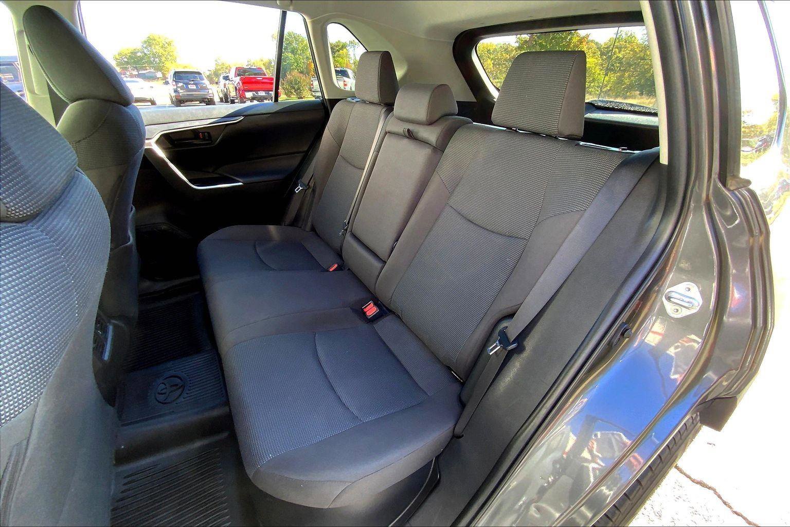 Used 2022 Toyota RAV4 LE image 23