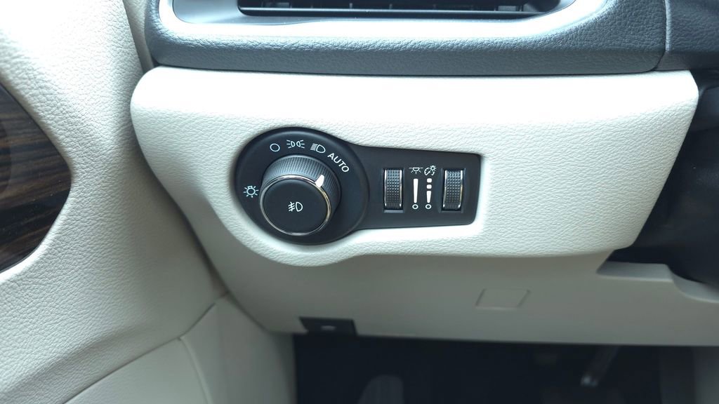Certified 2022 Chrysler Pacifica Limited FWD image 35
