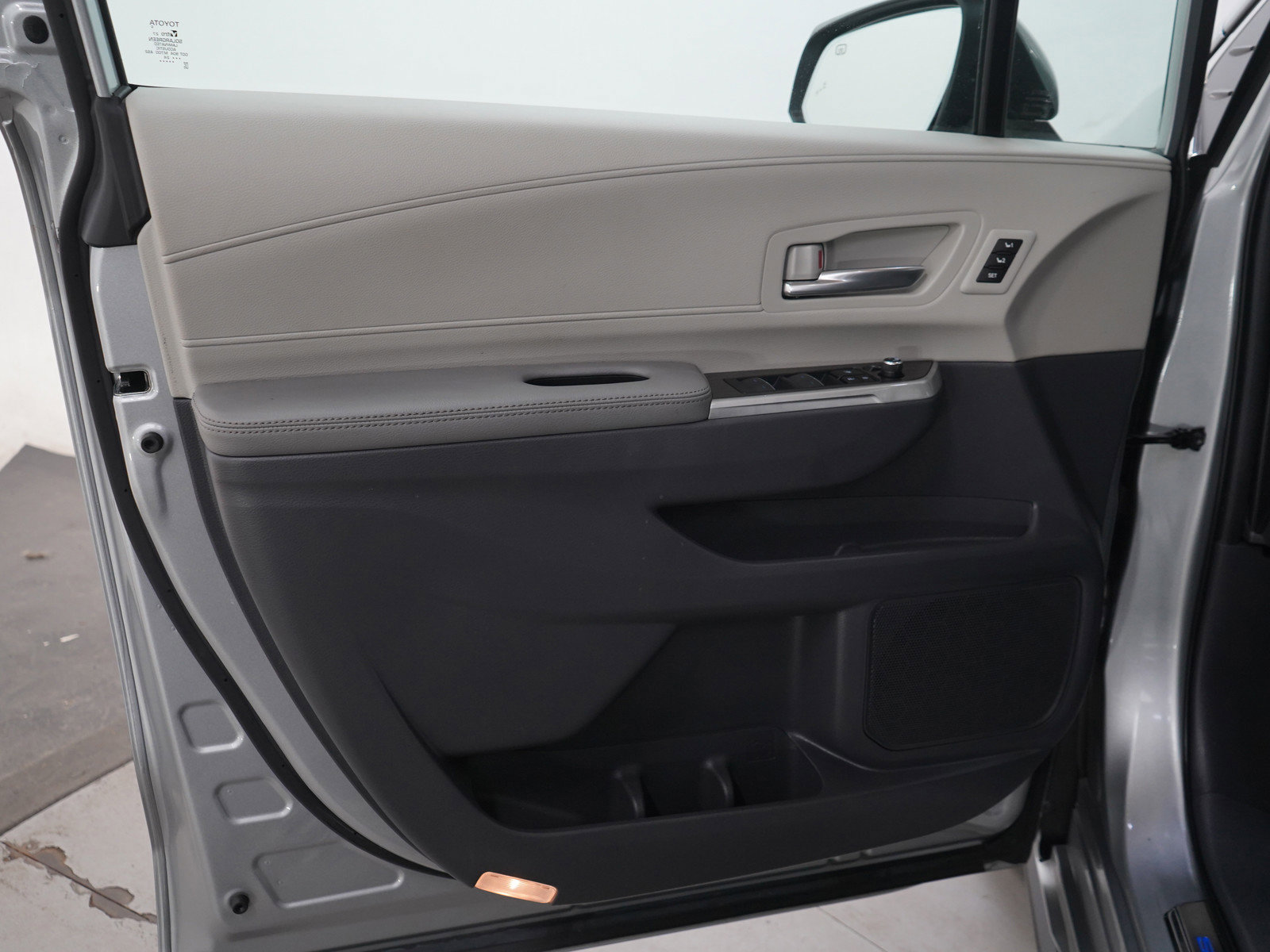 Used 2024 Toyota Sienna Limited AWD/4WD image 22