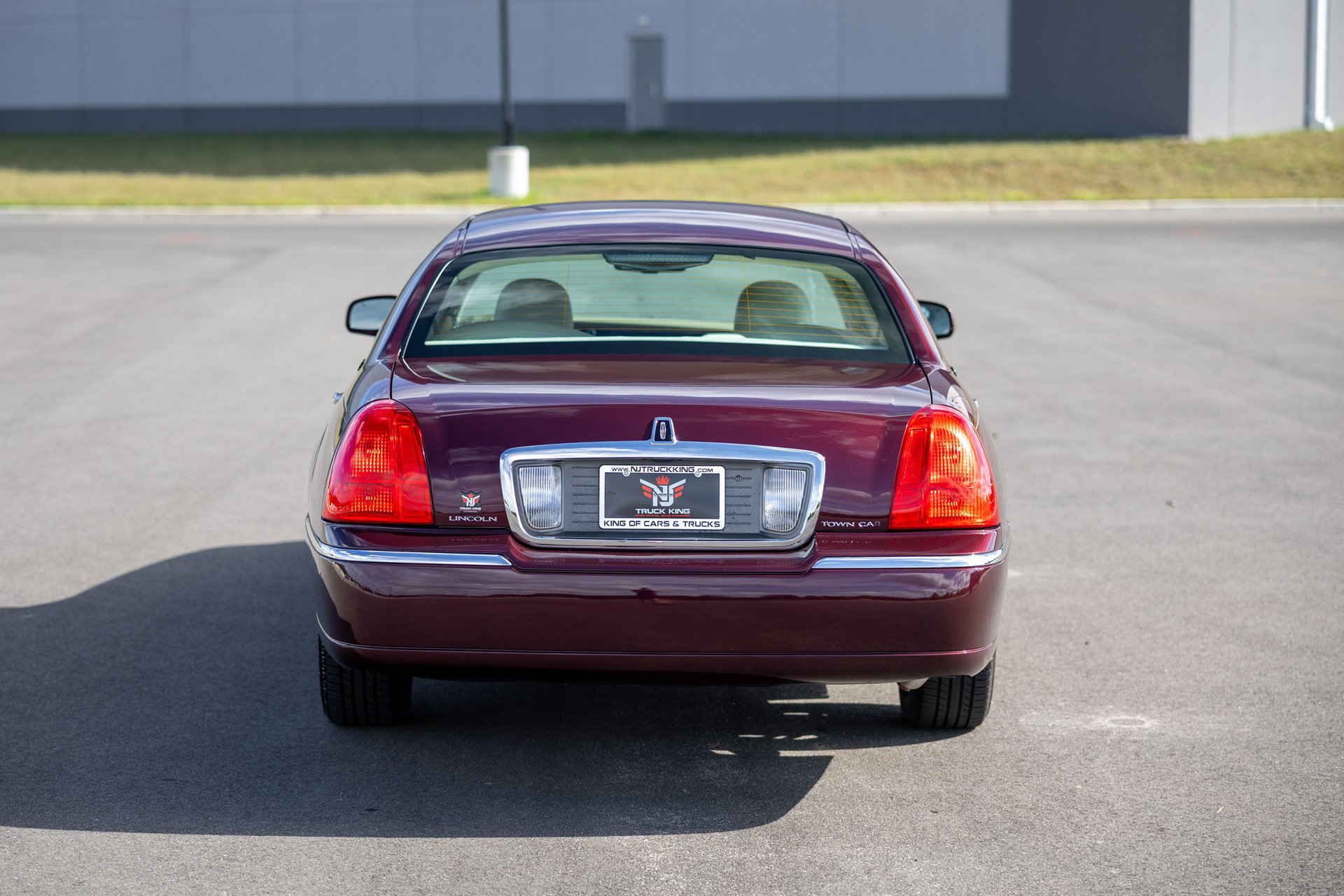Used 2010 Lincoln Town Car Signature Limited image 16