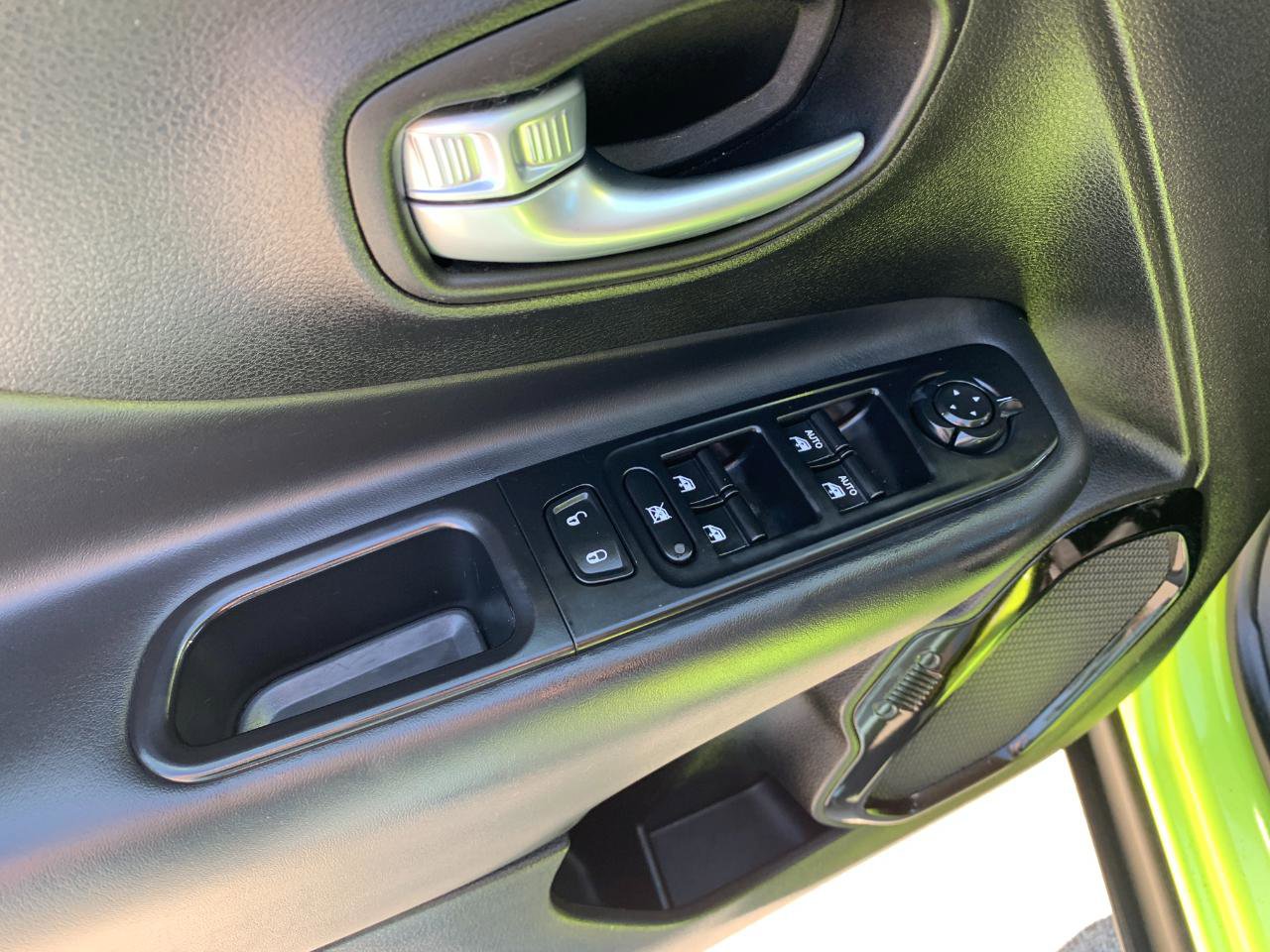 Used 2017 Jeep Renegade Altitude AWD/4WD image 10