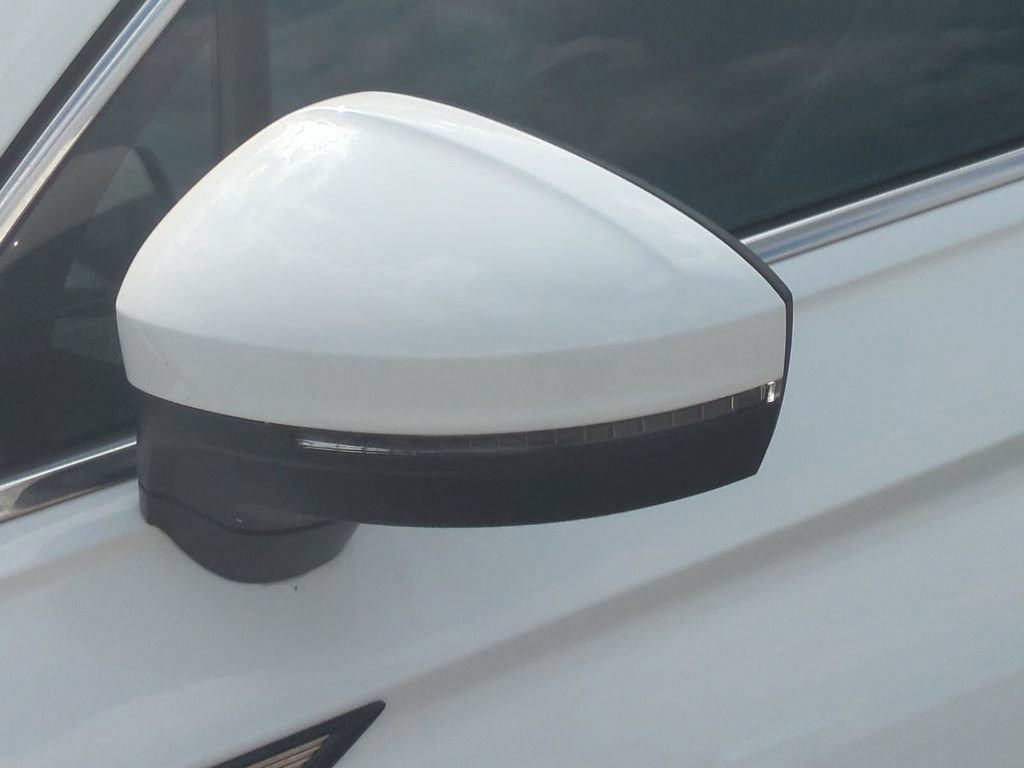 Used 2022 Volkswagen Tiguan SE w/ Panoramic Sunroof Package FWD image 12