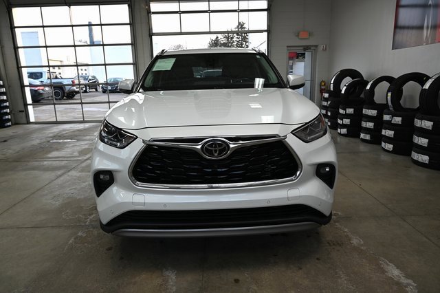 Used 2022 Toyota Highlander Platinum image 2