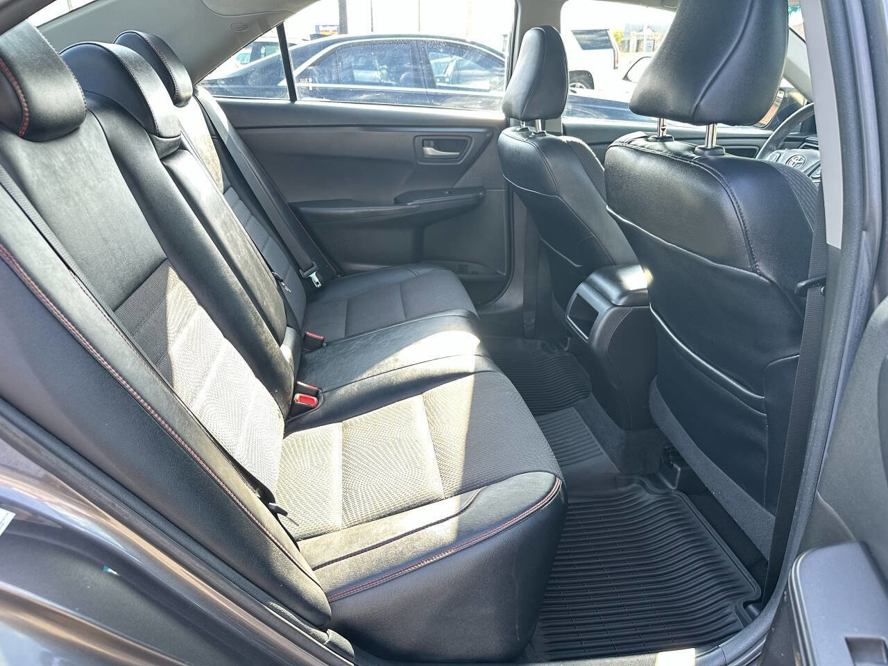 Used 2017 Toyota Camry SE image 10
