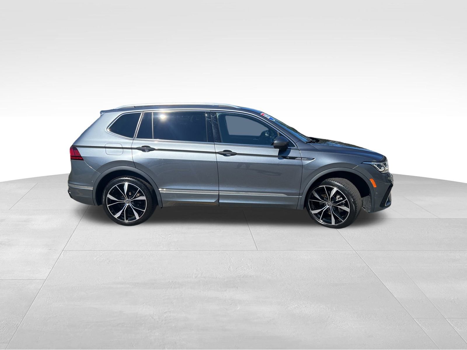 Used 2022 Volkswagen Tiguan SEL R-Line image 6