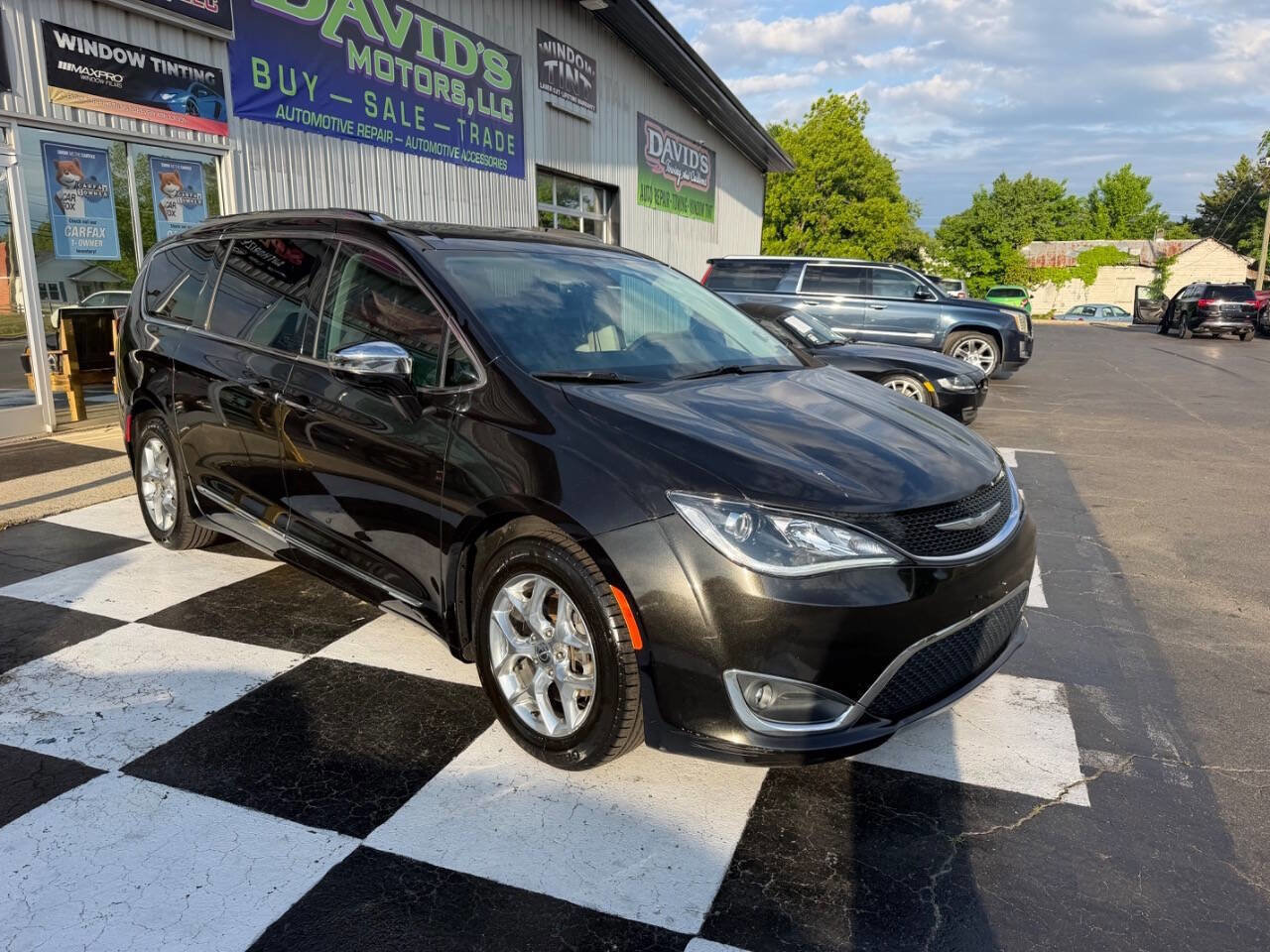 Used 2017 Chrysler Pacifica Limited FWD image 4