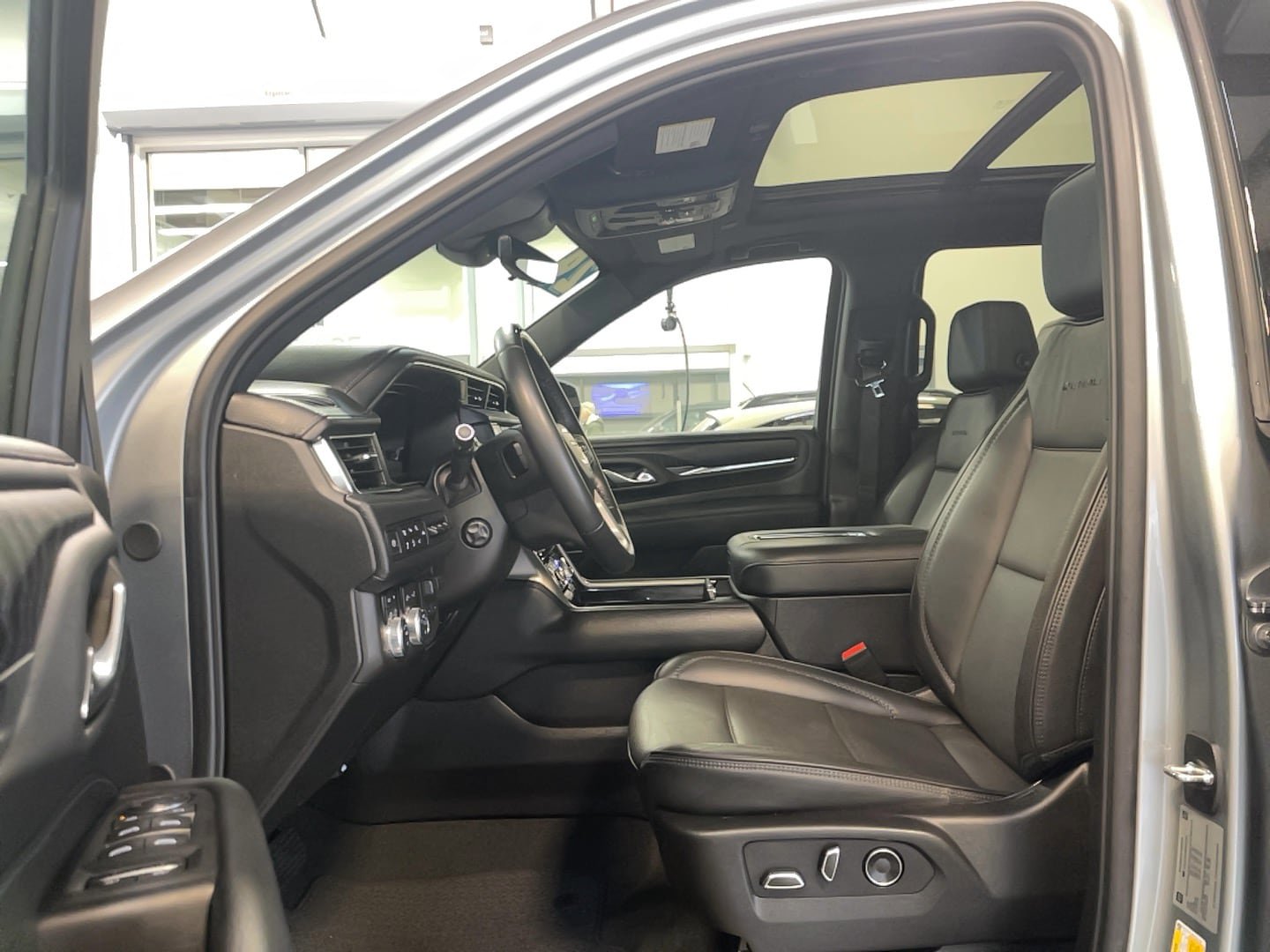 Used 2024 GMC Yukon XL Denali w/ Advanced Technology Package image 6