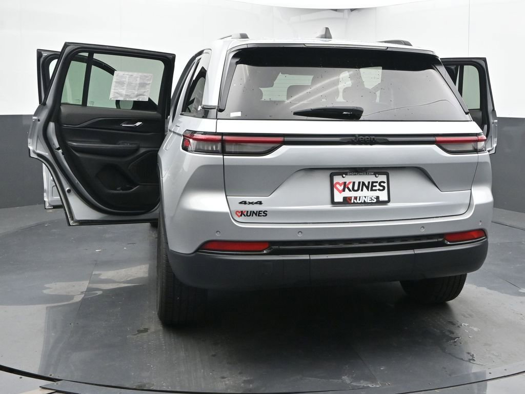 Used 2024 Jeep Grand Cherokee Altitude image 57