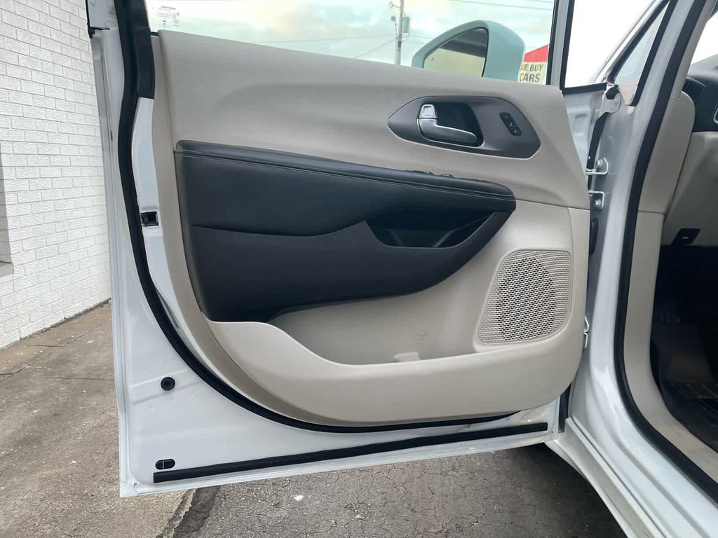 Used 2022 Chrysler Pacifica Touring-L FWD image 16