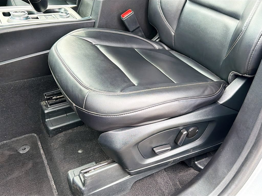 Used 2023 Ford Explorer XLT AWD/4WD image 21