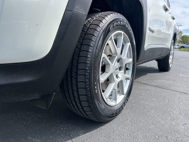 Used 2023 Jeep Renegade Latitude AWD/4WD image 14