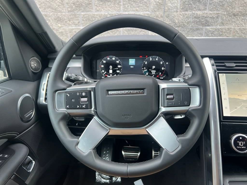 New 2025 Land Rover Discovery Dynamic SE image 18
