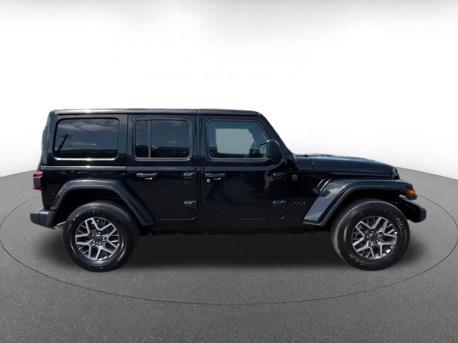 Used 2025 Jeep Wrangler Unlimited Sahara AWD/4WD image 16