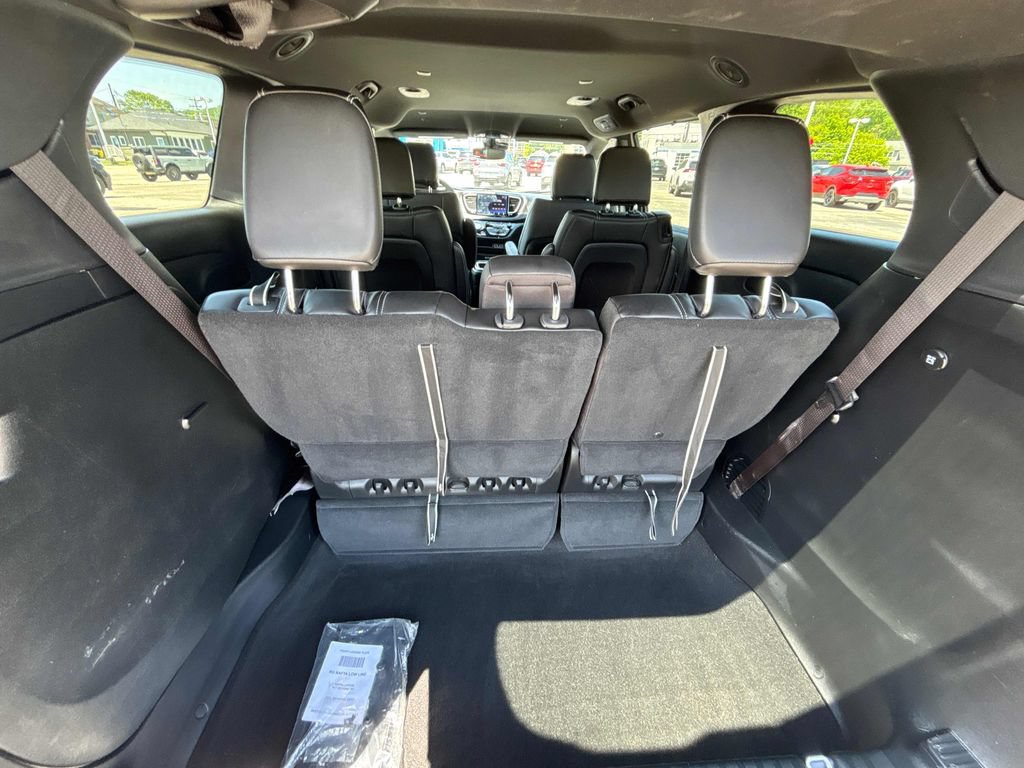 Used 2025 Chrysler Voyager LX FWD image 39